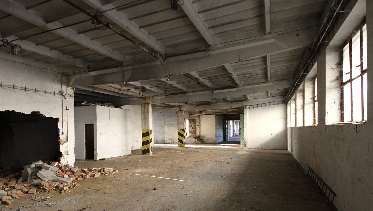 Je tu ticho a prázdno. Smutek by se tady dal krájet nebo mlít a drtit do krmiv.