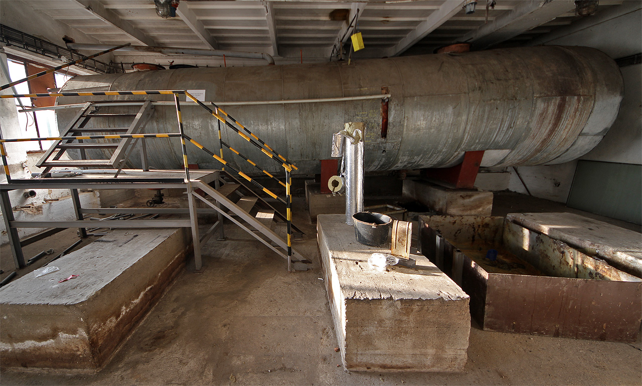 Nádrž na živočišné tuky je tak rozměrná, že nechápeme, jak ji do budovy vůbec dostali. Navíc po ukončení provozu opravdu náramně smrdí.