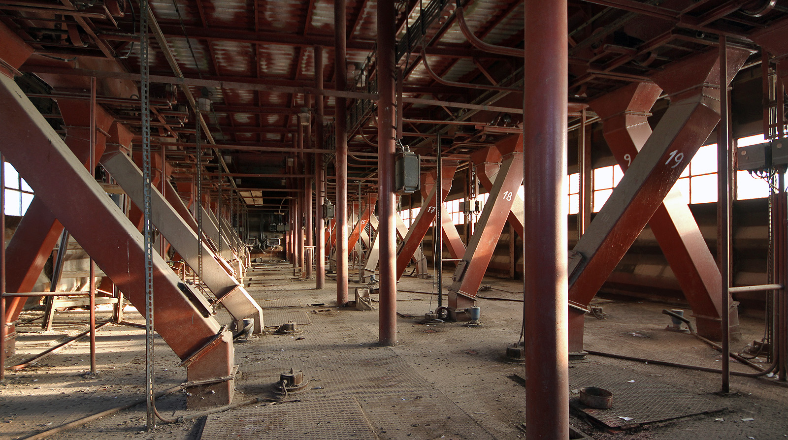 Nevím, zda budova s ocelovými nádržemi a dopravníky na jižní straně areálu měla nějaký název. Vzduchové dopravníky ale vypadají náramně průmyslově a každý si může najít ten s číslem jeho věku.