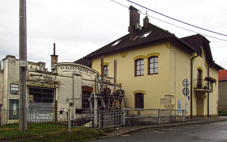 Elektrárna ve směru od železniční zastávky s původní budovou Bělkova mlýna dnes přestavěnou na restauraci a penzion.
