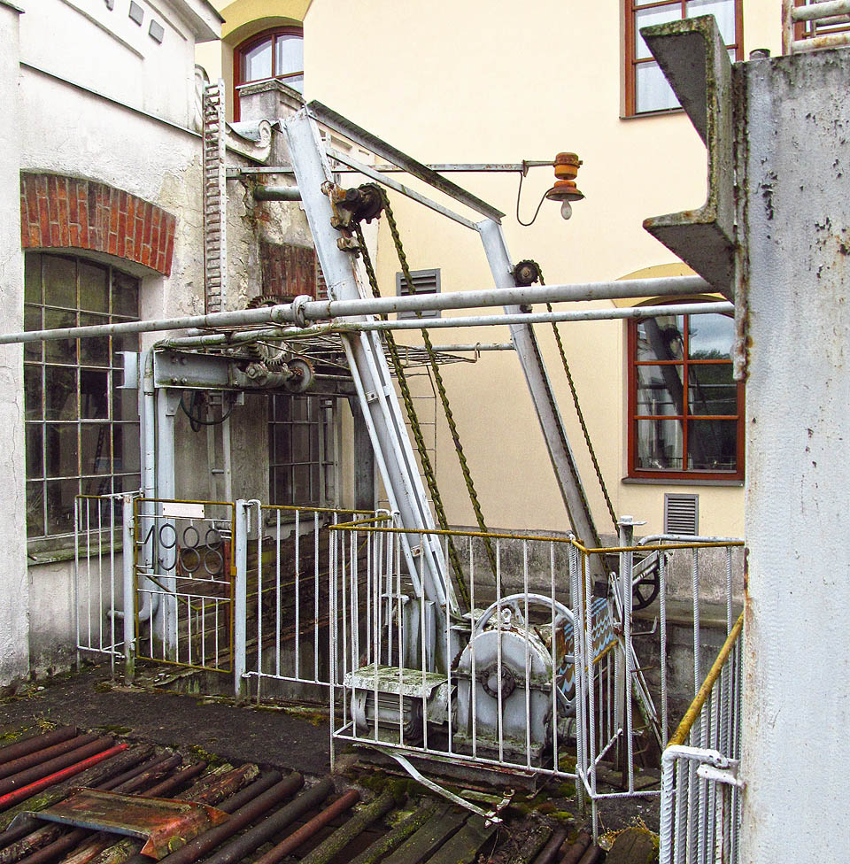 Elektricky zdvíhané česle v nátokovém korytě nad turbínou.