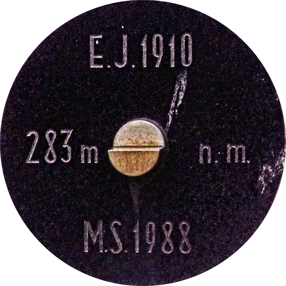 Nivelační značka s iniciálami majitelů kdysi a dnes.