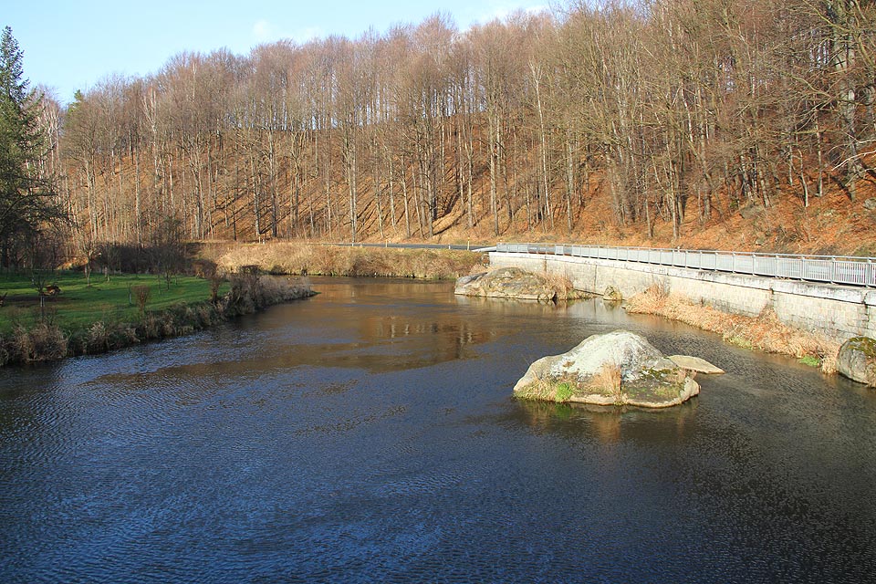 Nevelké umělé jezírko na řece Bělé nad elektrárnou.
