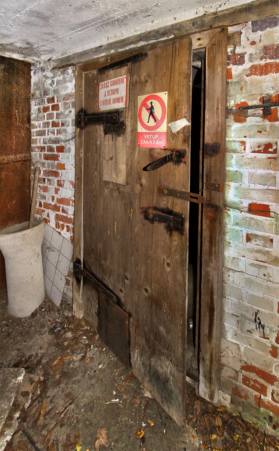 Dveře bohužel podlehly útokům zlodějů.