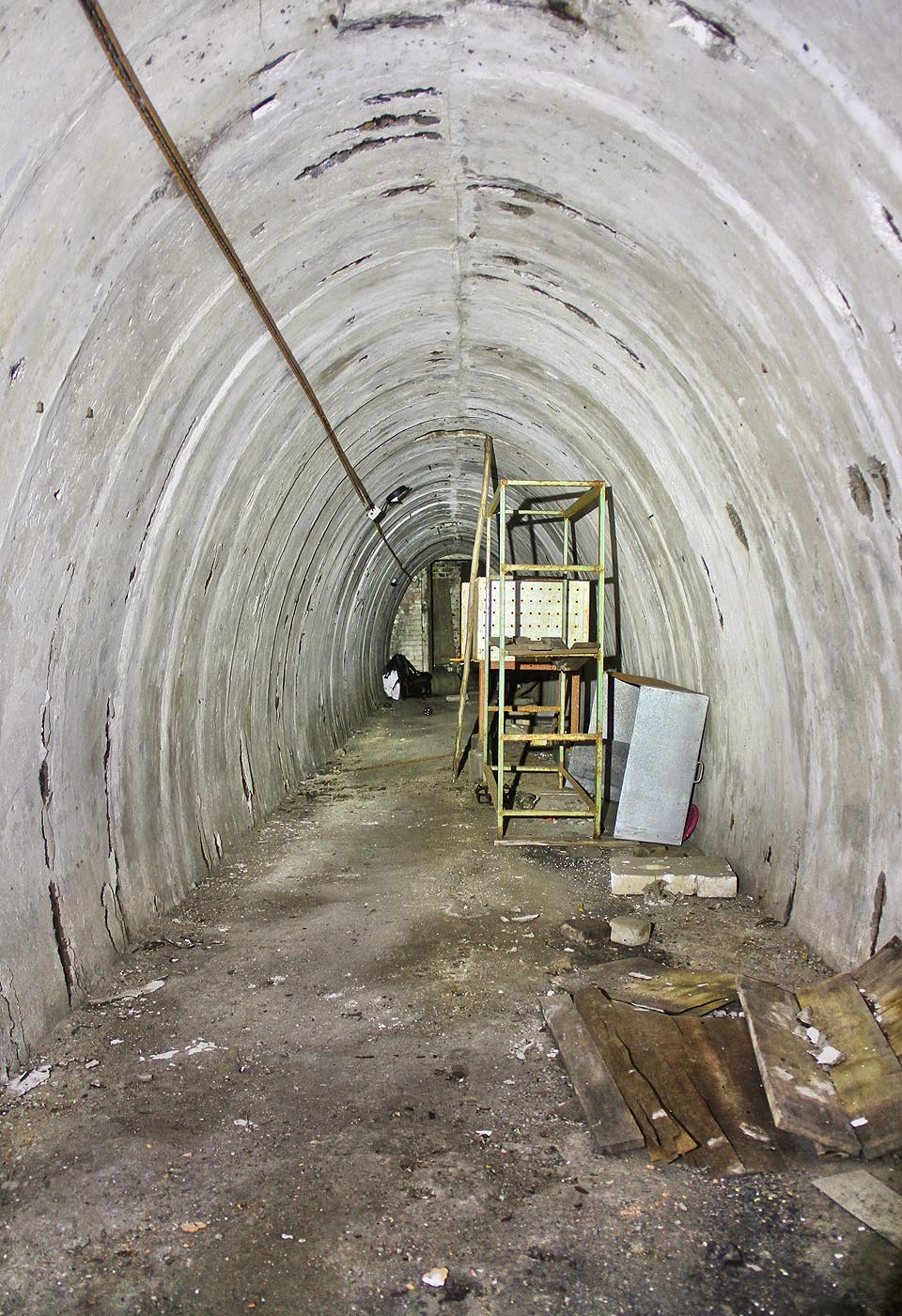 Prakticky celou dobu svého využití sloužil kryt jako sklad. Zůstalo tu několik prádzných regálů.