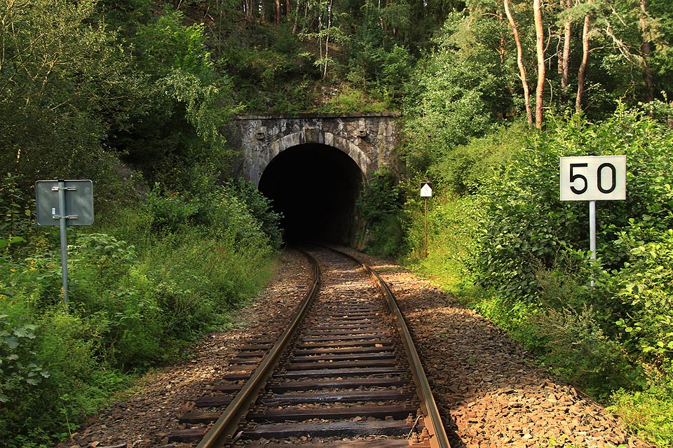 Na trati č. 160 se v údolí Střely poměrně rychle střídají traťové rychlosti i sklon kolejí. O rychlostníky a sklonovníky tak není nouze.