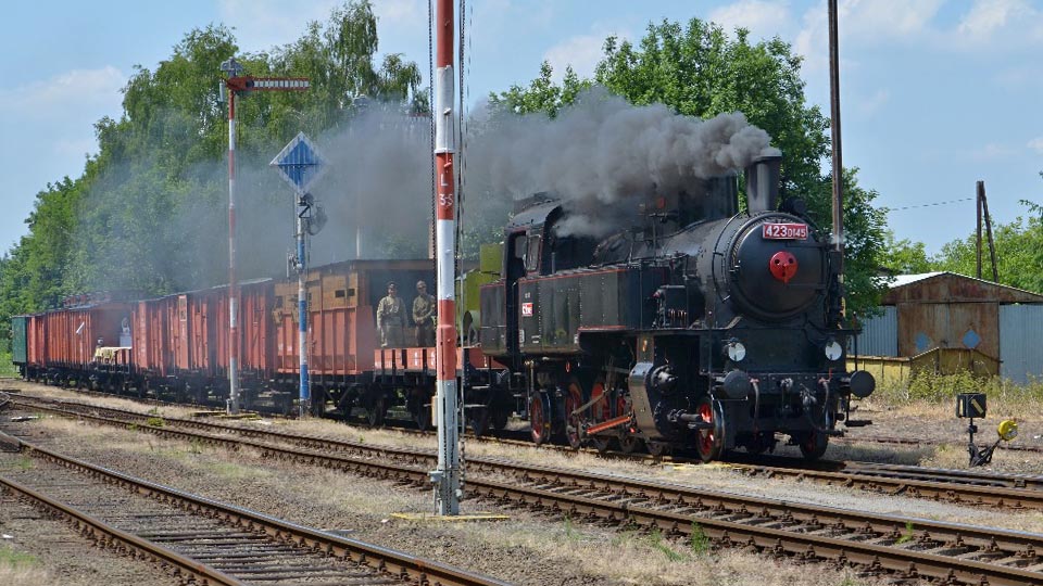Lokomotiva 423 0145 byla vyrobena v roce 1937 a patřila k nejtypičtější řadě prvorepublikových i poválečných ČSD na místních tratích, která získala přezdívku velkej bejček. Pravděpodobně dříve jezdila také přes Martinice. Foto Zdeněk Horák.