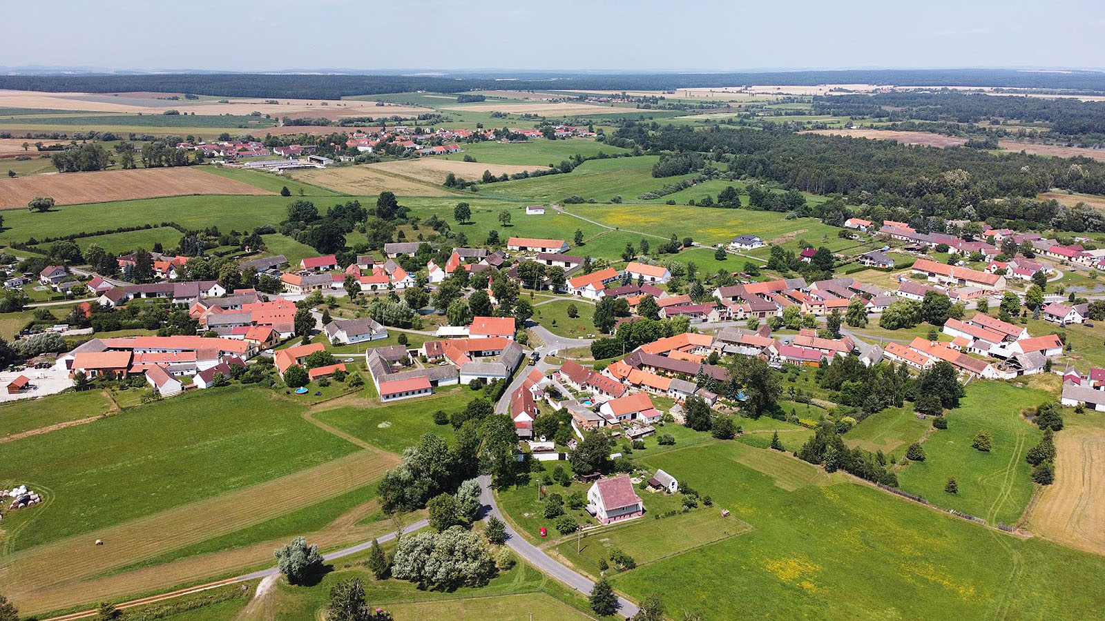 Letecký pohled na obec Mažice, v pozadí na severozápadě je vidět sousední obec Zálší.