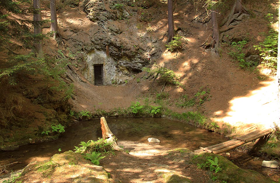 Vstup do štoly je chráněn ocelovou mříží, přístup před mříž je ovšem zajištěn po lávce přes potok. Vstup do štoly je chráněn ocelovou mříží, přístup před mříž je ovšem zajištěn po lávce přes potok.