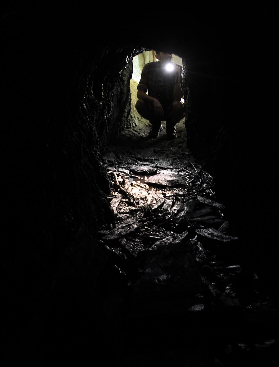 Mertova díra není příliš vysoká a průchod je tak pohodlnější spíše po kolenou. Mertova díra není příliš vysoká a průchod je tak pohodlnější spíše po kolenou.