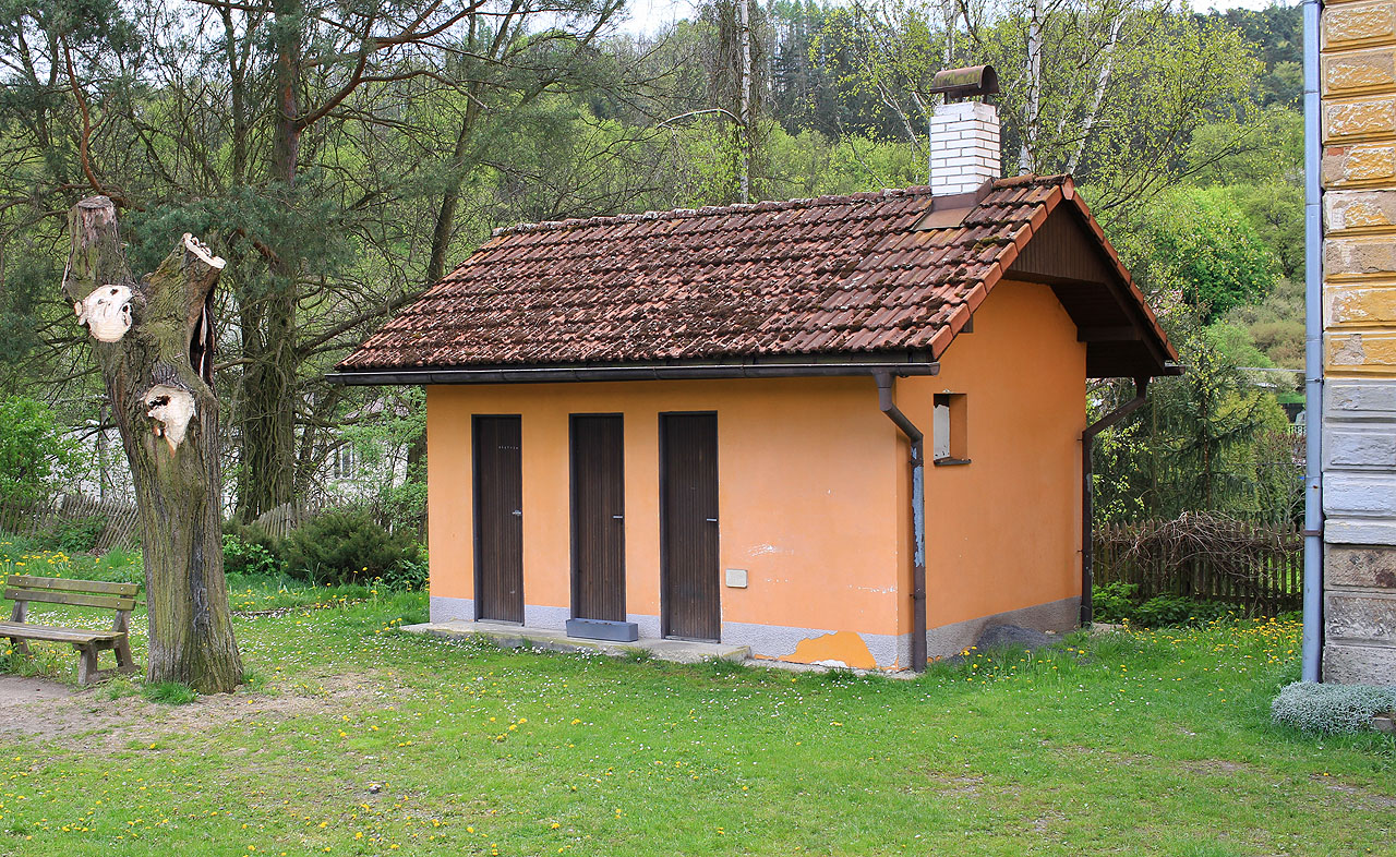 Loučíme se pohledem na staniční (nyní již jen zastáveční) záchodky. Šťastnou cestu!