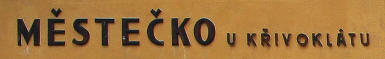 Historický nápis na téže staniční budově v zastávce Městečko u Křivoklátu.