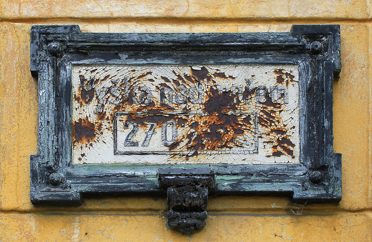 Přesnost uvedené nadmořské výšky (asi ještě od hladiny Jaderského moře) je obdivuhodná. Na milimetr přesně 270,273 m.