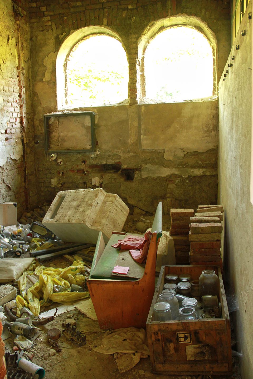 Továrna byla před svým rozpadem několikrát vykradena, přesto lze občas v jejích útrobách narazit na pozoruhodné předměty.