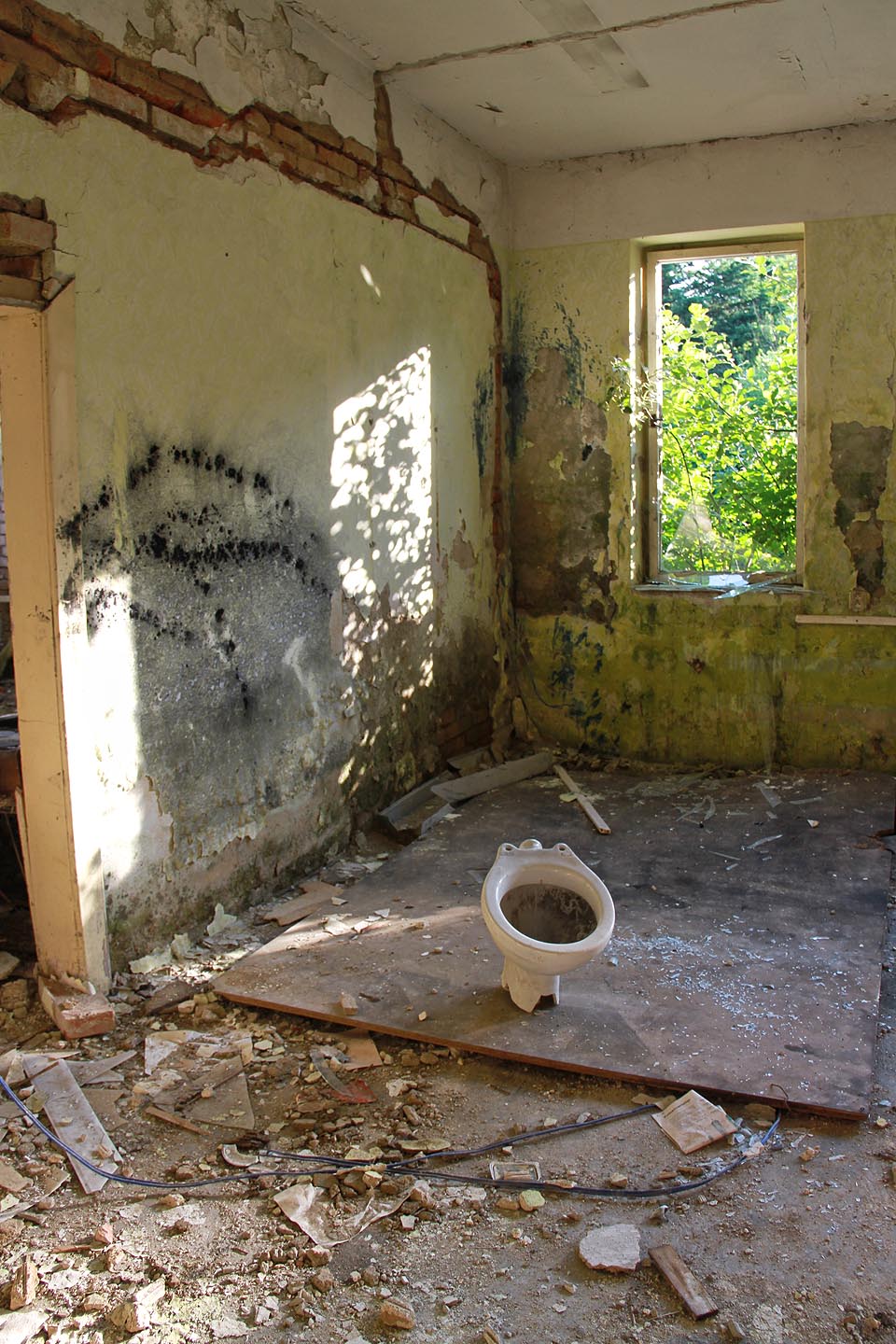 Záchodová mísa se pokusila uprchnout před všeobecnou zkázou, dál než nad schodiště ale nedoběhla.