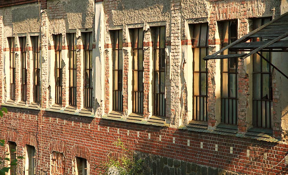 Fasáda továrny odpovídá době původu na počátku 20. století v Sudetech. Ozdobné zdivo neomítaného prvního podlaží, decentní štuky a ocelová tabulková okna. za povšimnutí stojí zelené glazované tašky, které nahrazují vnější parapety oken.