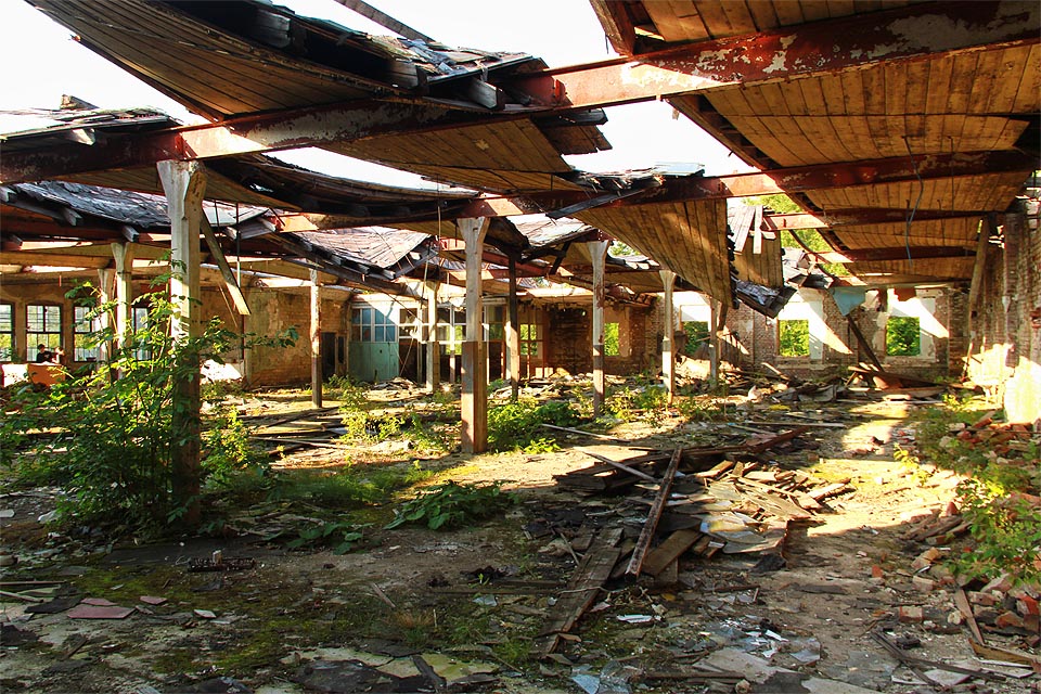 Jednoduchá konstrukce střechy, tvořené dřevěným trámovíjm usazeným na ocelových nosnících, utpěla po zničení prosklených světlíků. Výrobní hala tak navozuje spíš pocit letní zahrady nebo nějaké terasy těsně pod oblohou ze hry Machinarium.