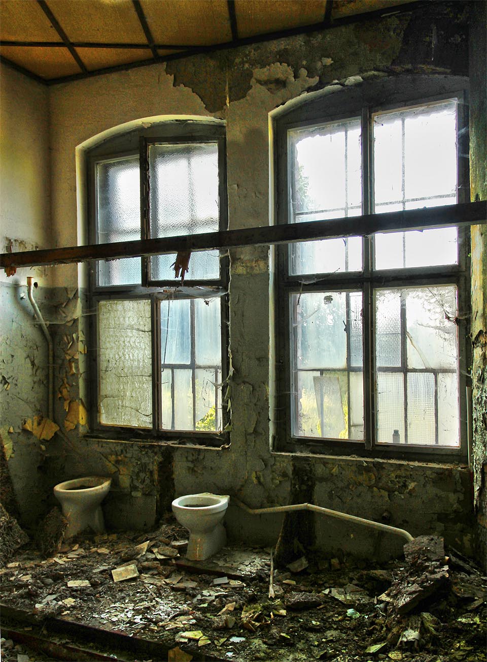 Socialistickou přestavba velkolepé pracovny na sociální zařízení pro zaměstnance následovala postsocialistická destrukce, která odhalila pohrdání krásou původní stavby v plné nahosti.