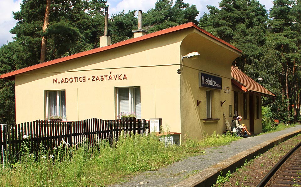 Budova zastávky Mladotice zastávka ve směru od Horního Hradiště.