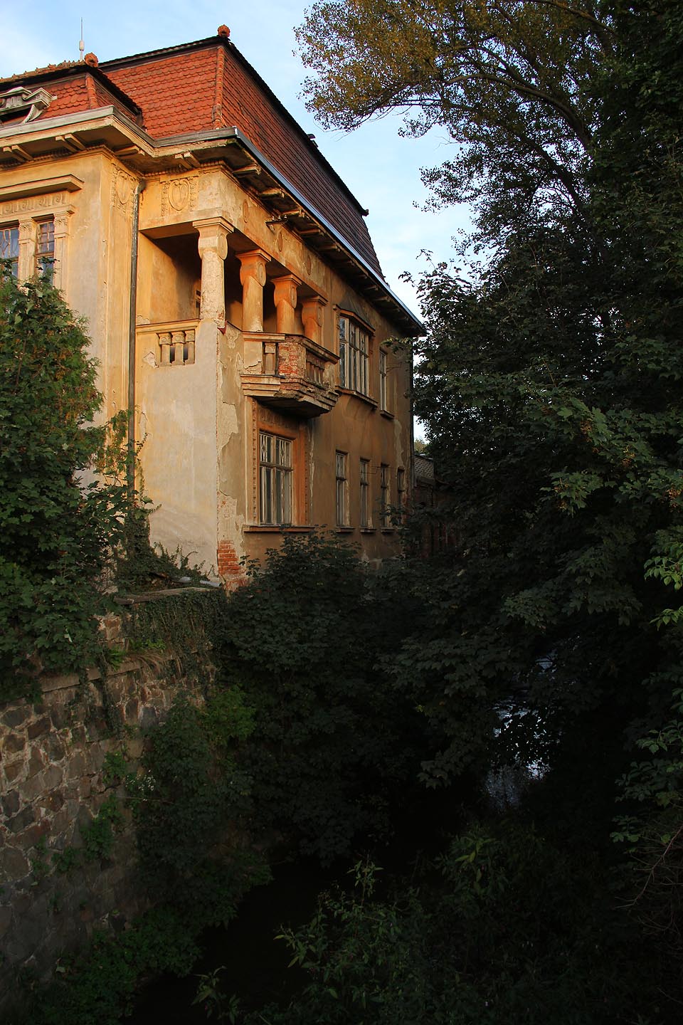Rondokubistická prvorepubliková vila nad hlubokým a temným mlýnským náhonem.