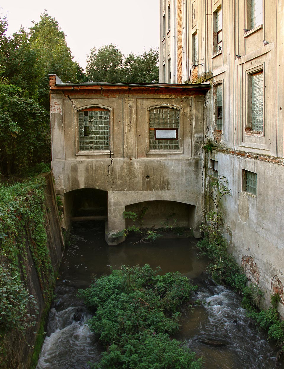 Francisova turbína je v roce 2014 již delší dobu mimo provoz.