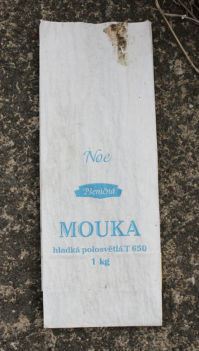 Vítr si tu pohrává s tisíci nevyužitými obaly na mouku. Mimo jiné vyvedenými v češtině.