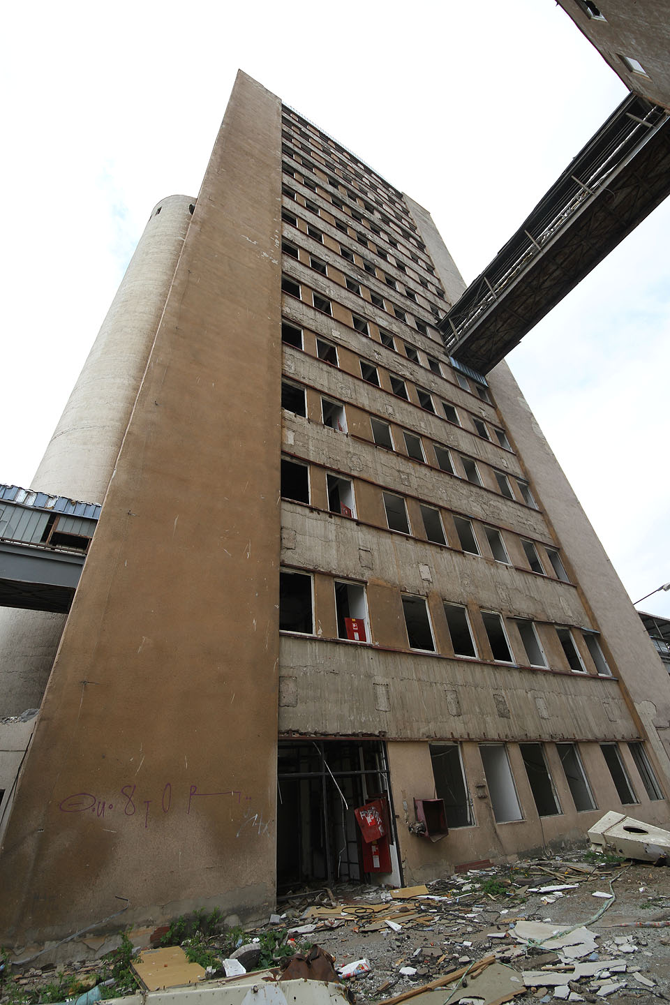 Nastává čas na vstup do budovy duchů. Postupně stoupáme nahoru silem.