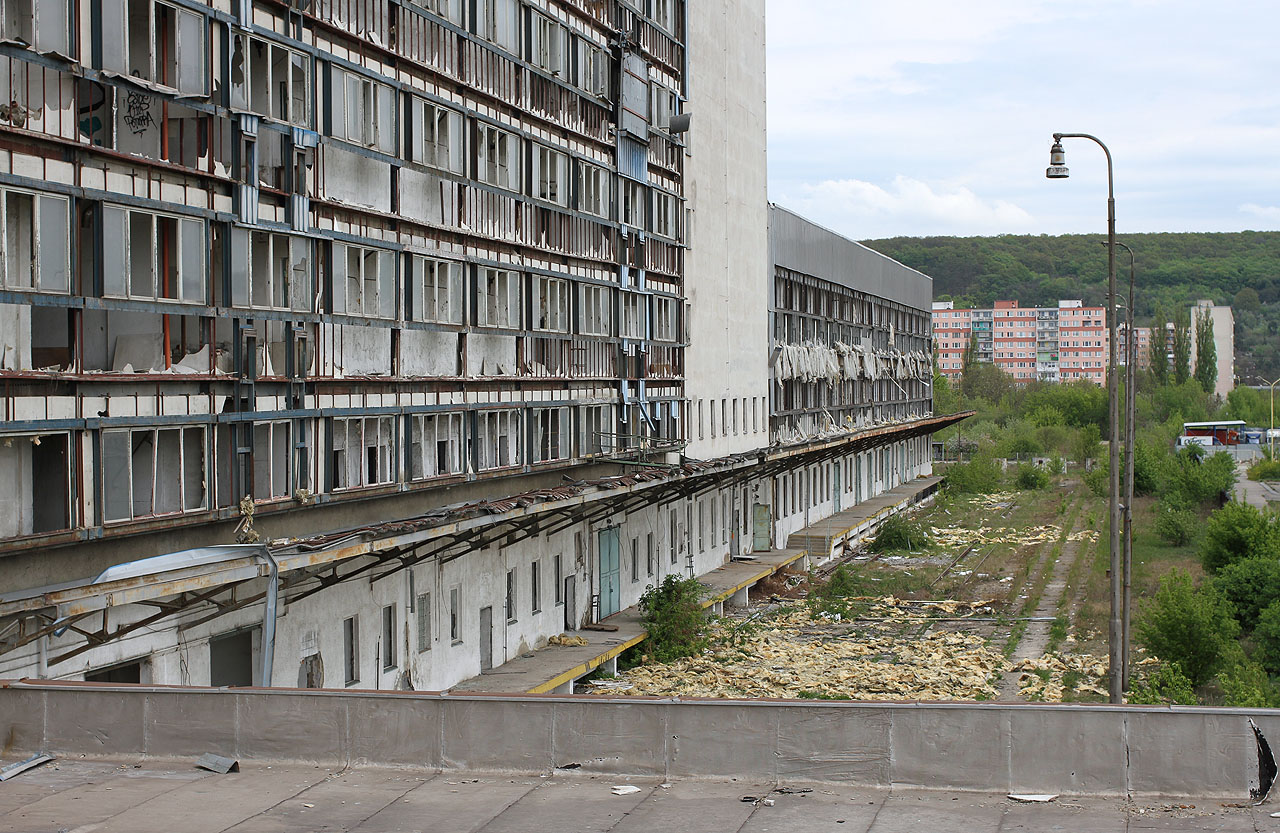 Mlýn se nachází v prostoru mezi pláněmi železničních stanic na jihu Košic a vcelku úhledným sídlištěm Nad jezerom. Je tak denně na očích tisícům lidí.