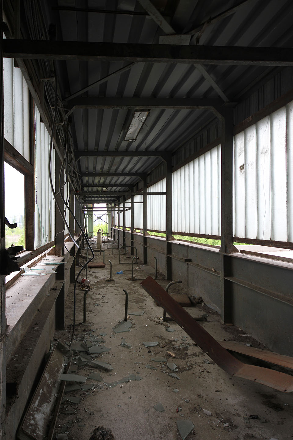 V prvním patře spojuje železniční a automobilovou rampu prosklená lávka, kterou kdysi procházel potrubní dopravník.