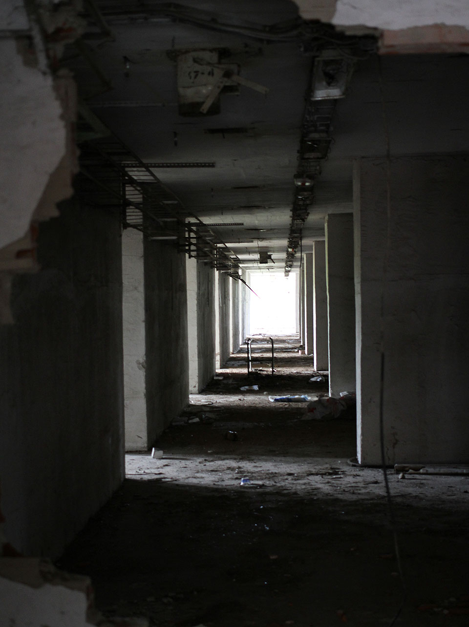 Dopravník procházel koridorem skrze budovu.