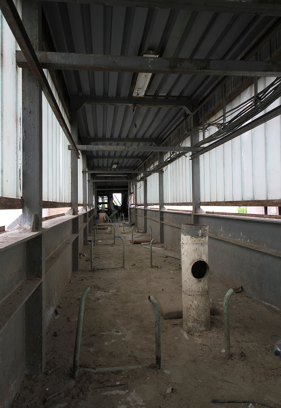 Obdobná lávka na opačné straně mlýna - přivrácené k městu - kde se moukou plnila nákladní auta.