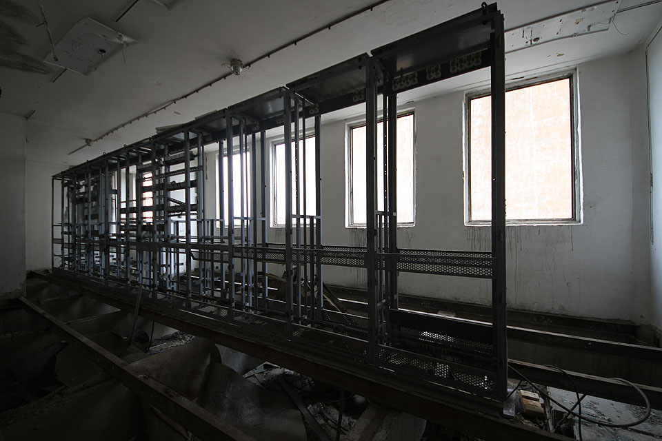 V této místnosti se zřejmě nacházely reléové skříně řídícího systému. Nebo něco podobného, dnes již stěží rozpoznatelného.