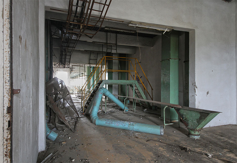 Přes oficiální demontáž strojního vybavení a následné nájezdy zlodějů kovů se stále na místě nachází nemalé množství původního zařízení.