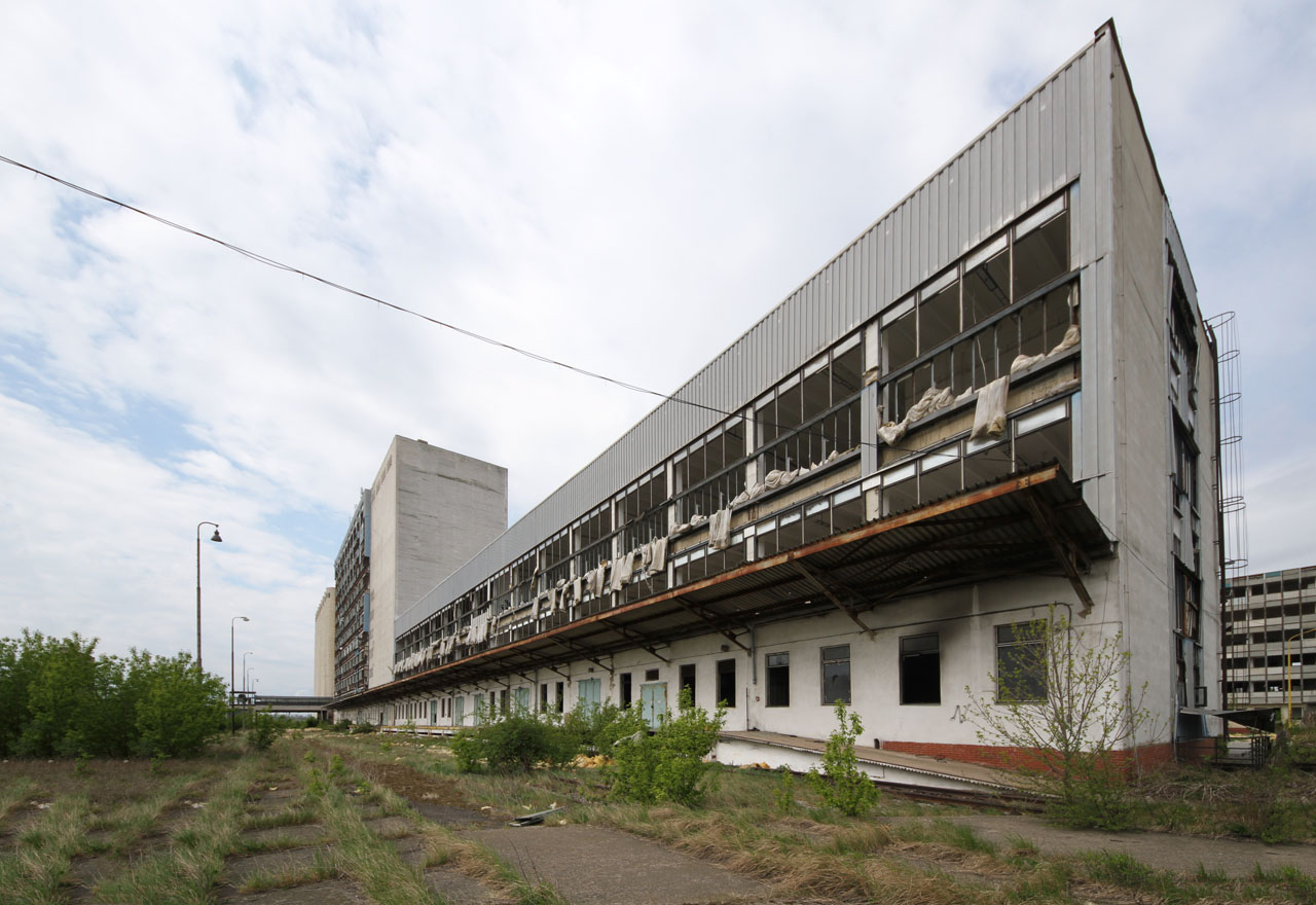 Hlavní výrobní provoz se ale nachází mírně jižněji - podél trojkolejného kolejiště vlečky se tu rozkládají budovy balírny, mlýna a obřího sila.