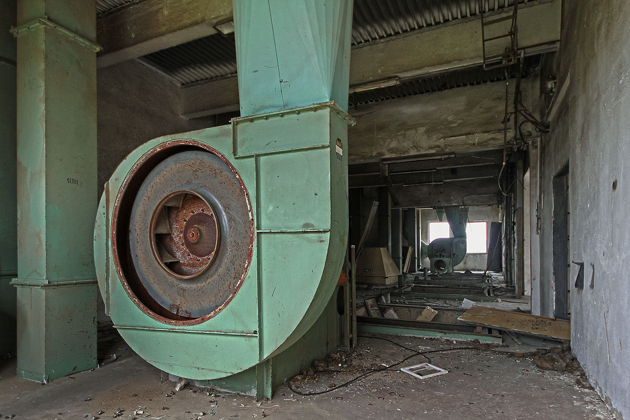 Obilí a mouka se mezi jednotlivými částmi mlýna a sila dopravovaly pomocí potrubí hnány stlačeným vzduchem.