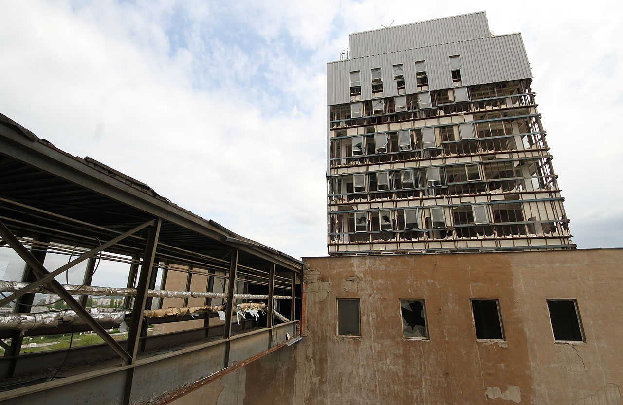 V šestém patře spojuje silo a mlýn odvážná ocelová lávka. Je na ní trošku větrno.