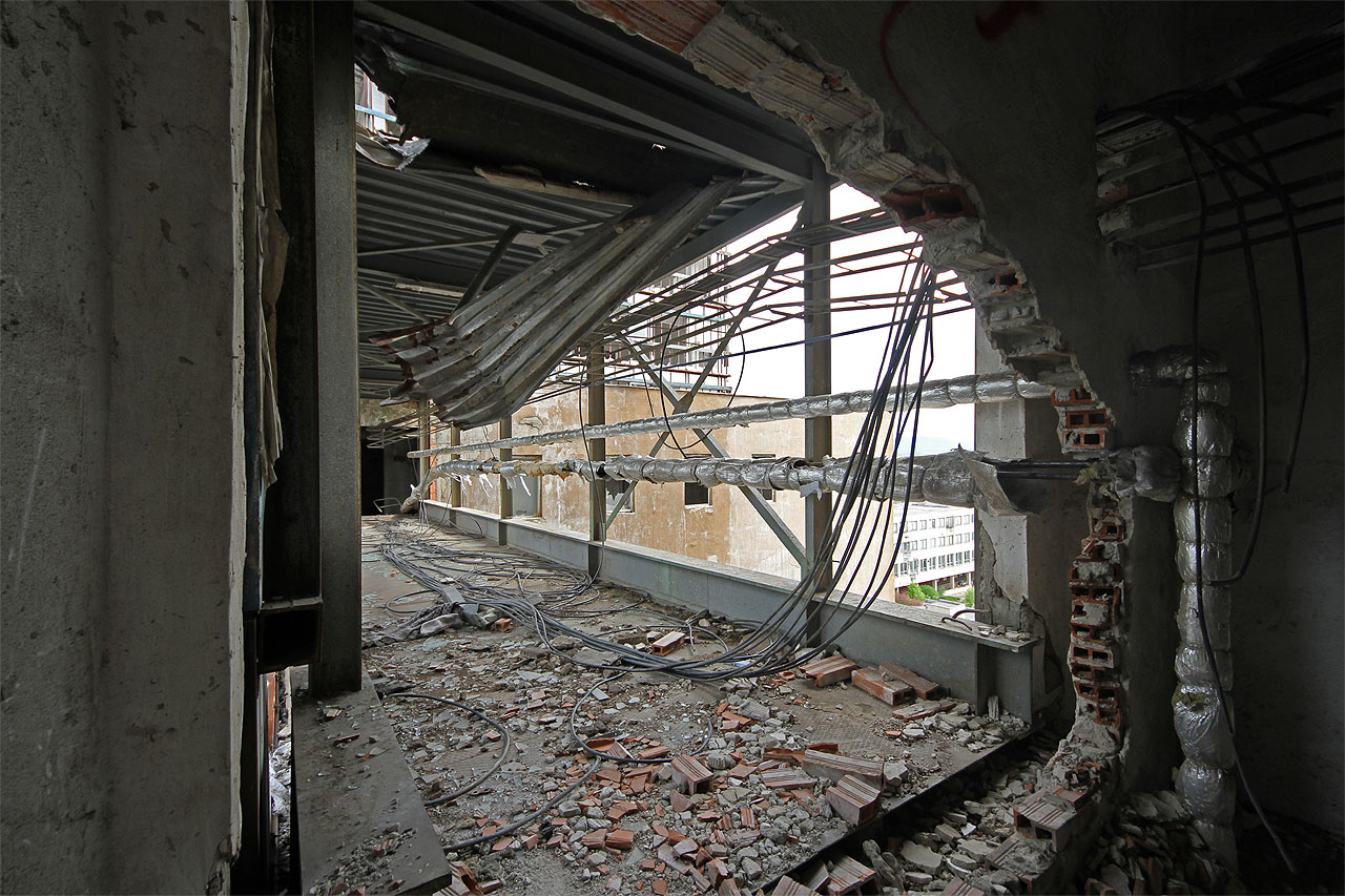 Kdo se ale nebojí, jistě dovede přejít z jedné budovy do druhé, aniž by se zřítil do hlubiny.