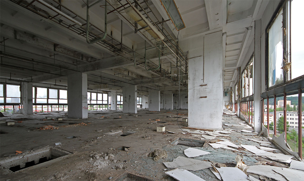 Ostatně o nebezpečné otvory v podlahách není ani v budově mlýna nouze.