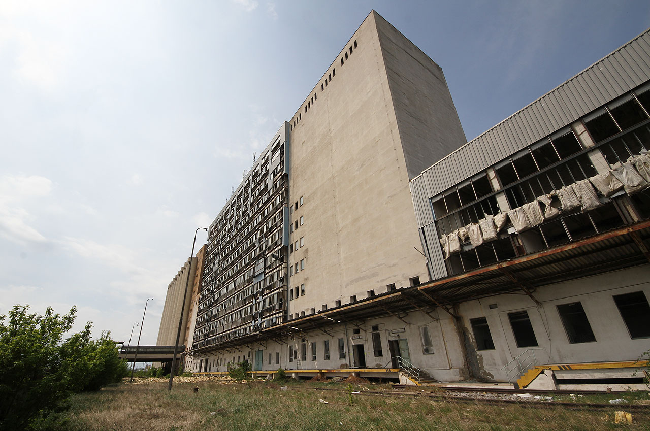 Samotný mlýn je tvořen dvanáctipatrovou budovou o úctyhodném půdorysu 19 m × 92 m. To by stačilo na zhruba 300 bytů průměrné velikosti.