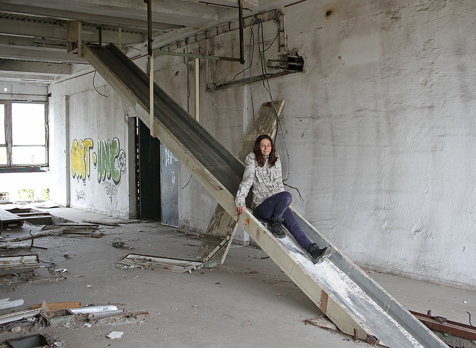 Odvážnější průzkumníci mohou mezi poschodími cestovat po skluzavkách, které původně sloužily pro posílání celých pytlů s moukou.