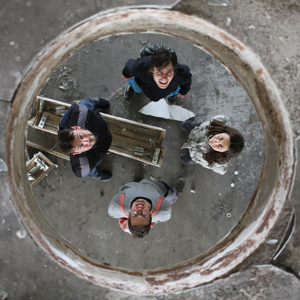 Pohled z horního patra dolů připomíná reklamu na firmu Bayer.