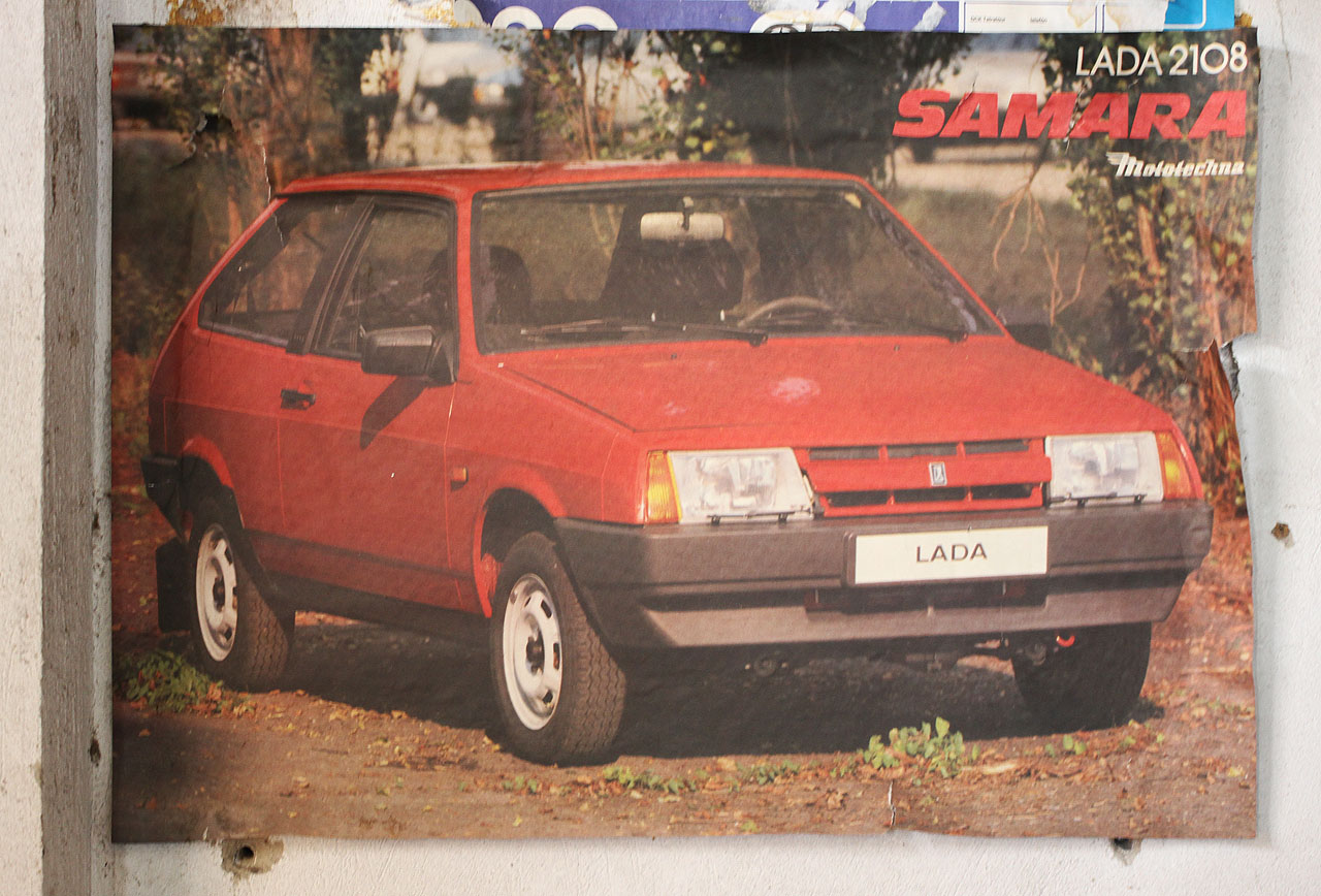 Tou je zde místnost s plakáty. Kromě jednoho ruského vozu…