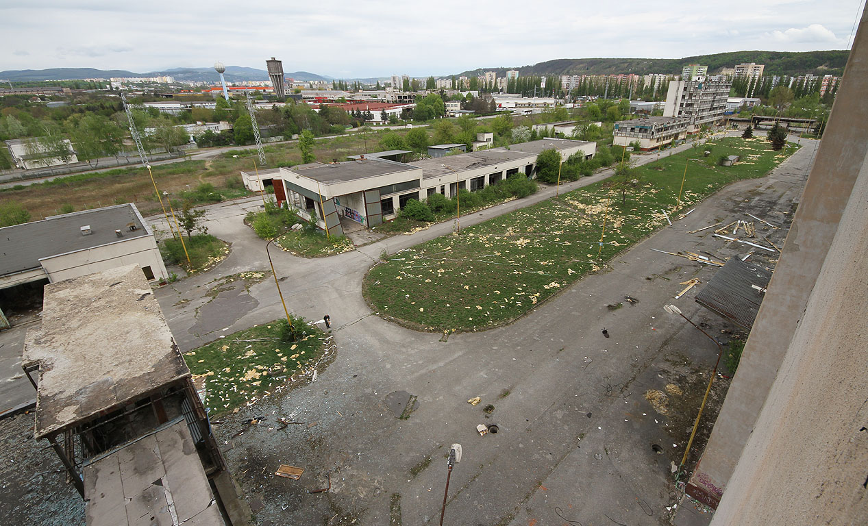 A výhled na další budovy v areálu.