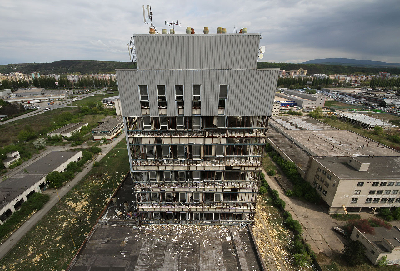 Nad jediným mlýnem v Košicích se začínají stahovat mraky. Jediné, co v budově funguje, jsou vykrývače GSM signálu. Ve 12. patře mají technologické zázemí napojené na pult centrální ochrany.