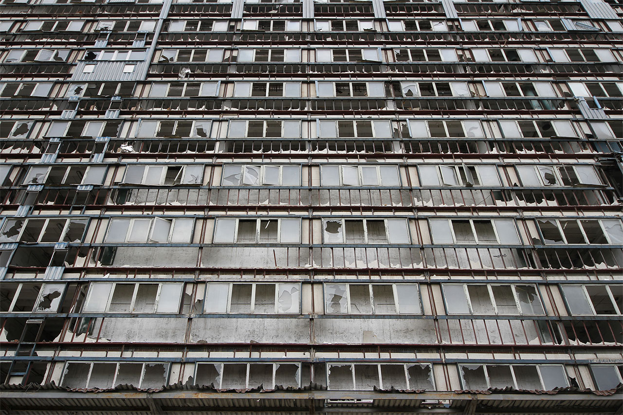 Pohled na kdysi elegantní prosklenou fasádu mlýna nahání hrůzu. Vede nás k přemítání, jak by vypadal svět, kdyby se lidé nebáli postihů za své negativní jednání.