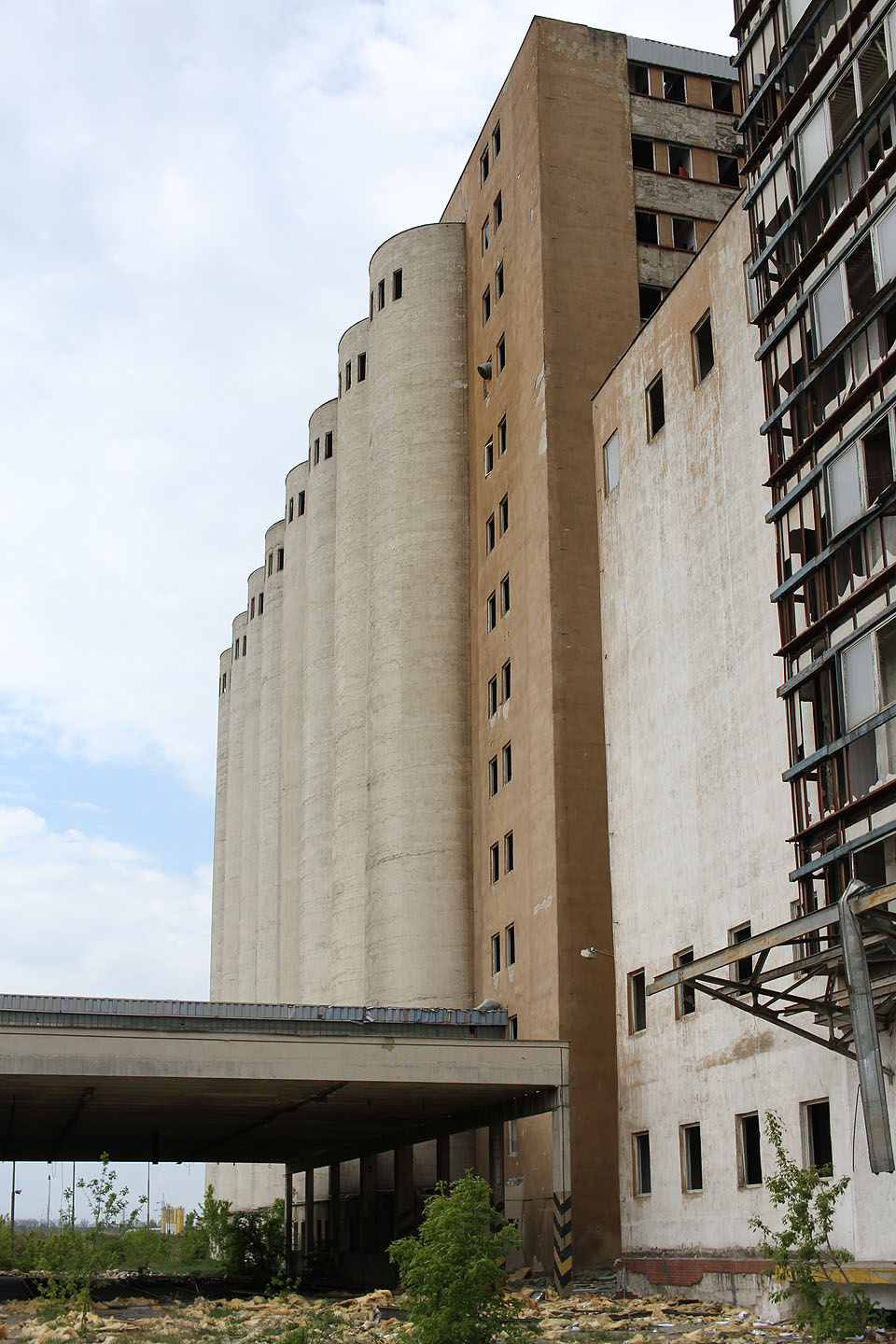 Pohled na zásobníky sila od jihovýchodu.