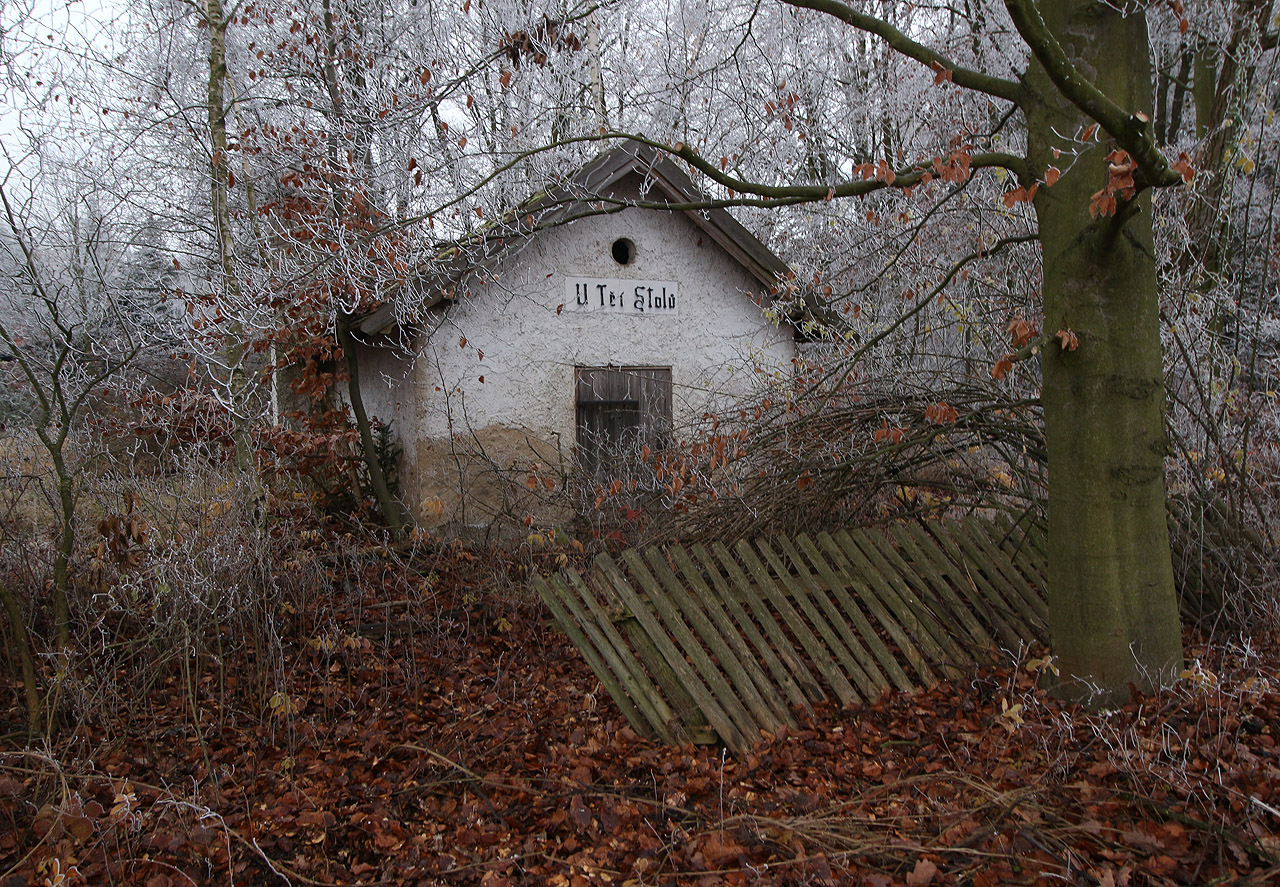 U nákladiště se nacházela i tato kůlna. Nápis nade dveřmi ale pravděpodobně pochází až z doby, kdy už tu vlaky dlouho nejezdily.