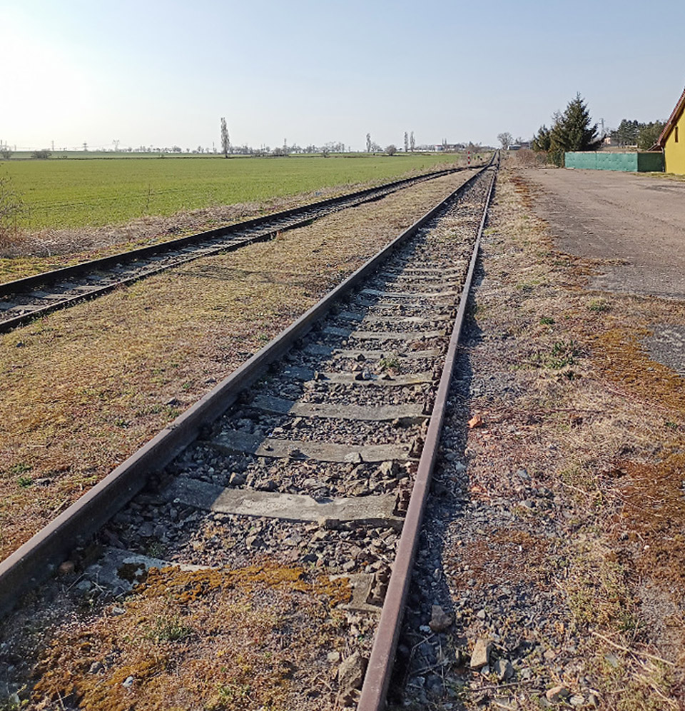 Kolejová pláň stanice je jednoduchá jako okolní krajina. Jediná dopravní a dvě manipulační koleje, z toho jedna kusá. Nic méně a nic více.