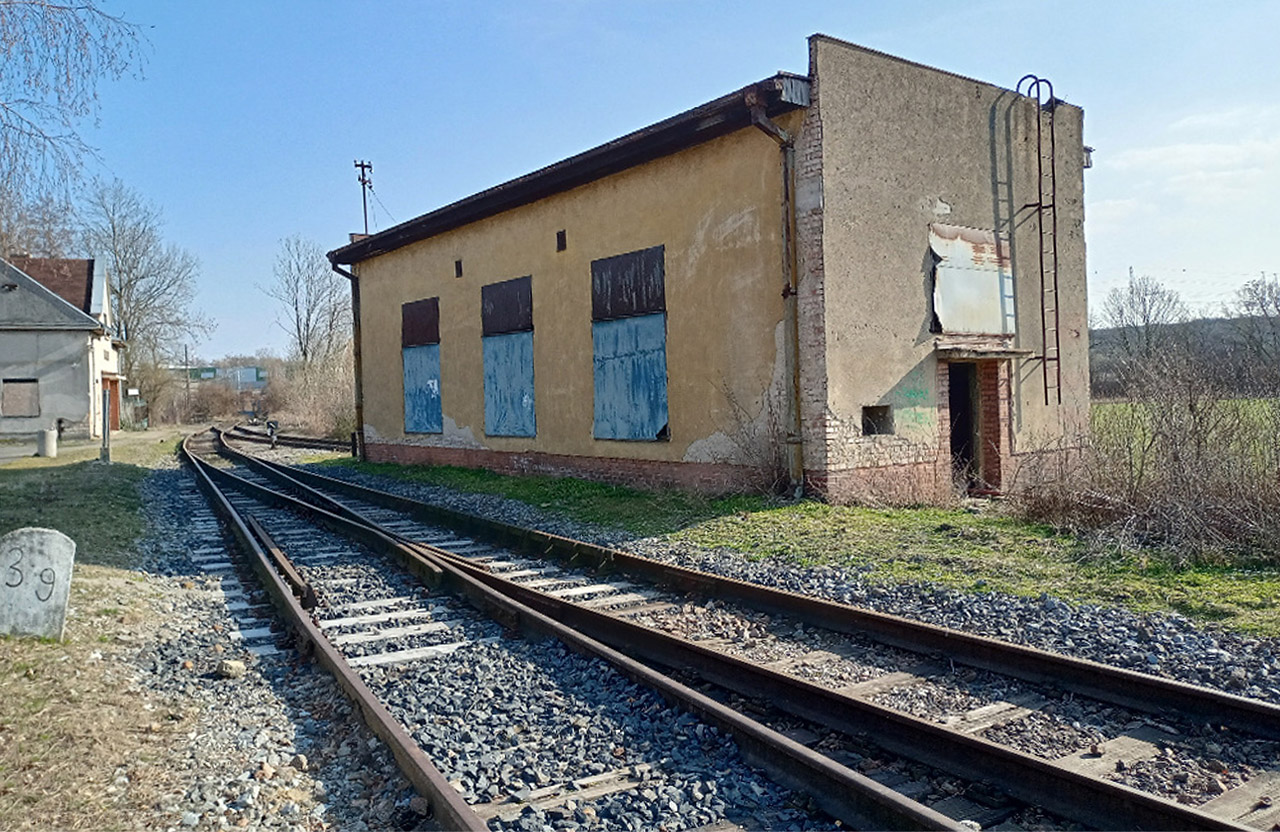 Remíza sloužila zřejmě pro lokomotivu operující na vlečce do mrazíren.
