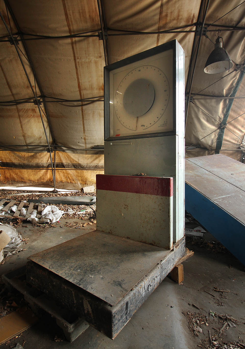 V hale toho moc nezbylo; zejména ne z kovu. Výjímku ovšem tvoří jedna z posledních československých vah, která byla moc těžká a nápadná na to, aby ji někdo pronesl kolem vrátnice podniku, za kterým se hala nachází.